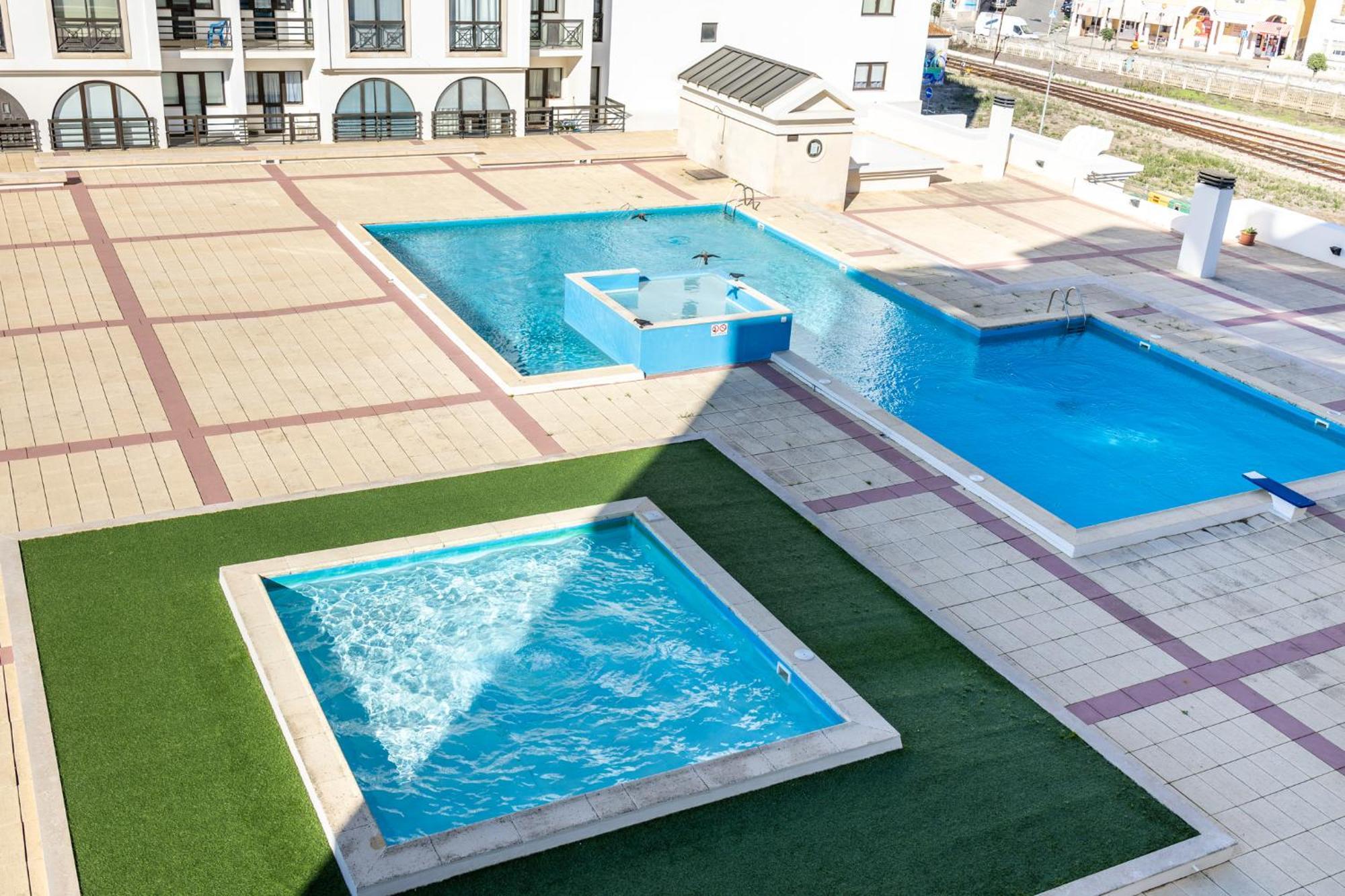 Beachfront 3Bdr Apt On Marginal Boulevard São Martinho do Porto Dış mekan fotoğraf