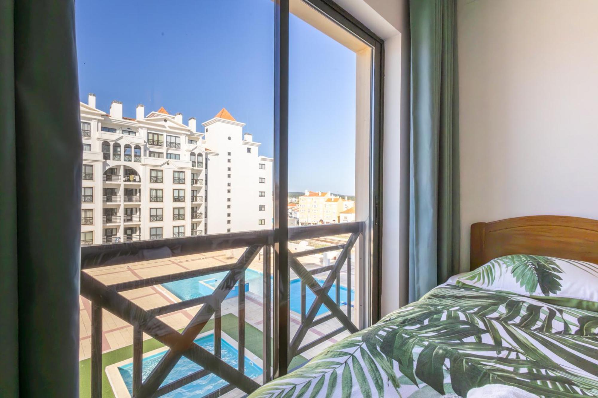 Beachfront 3Bdr Apt On Marginal Boulevard São Martinho do Porto Dış mekan fotoğraf