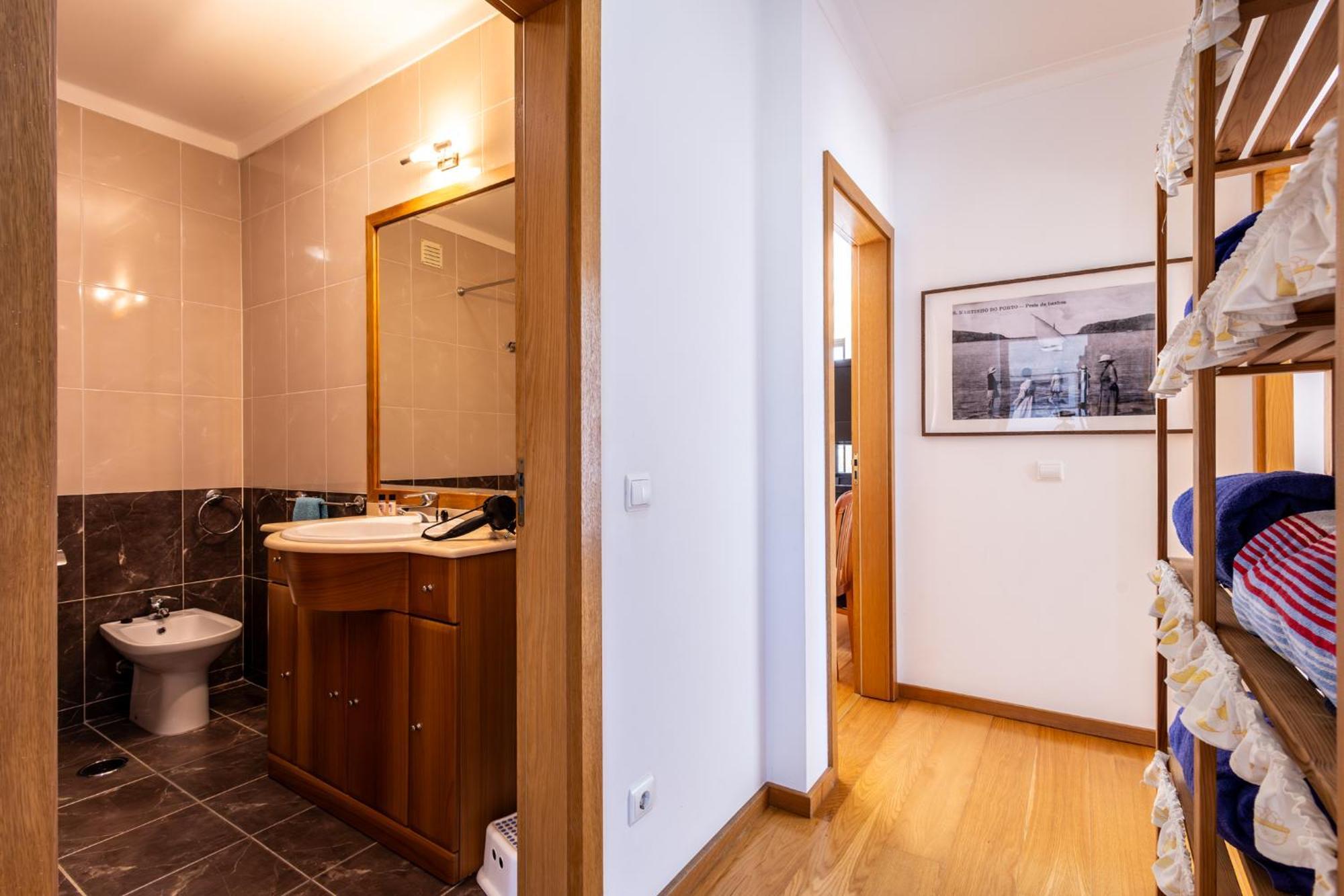 Beachfront 3Bdr Apt On Marginal Boulevard São Martinho do Porto Dış mekan fotoğraf