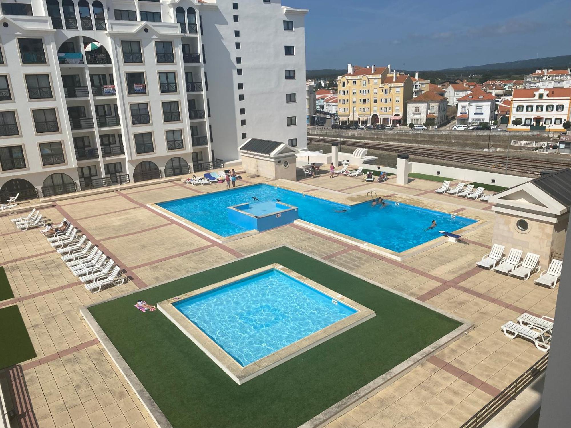 Beachfront 3Bdr Apt On Marginal Boulevard São Martinho do Porto Dış mekan fotoğraf